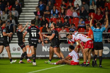 Salford Red Devils takımından Chris Hankinson, Betfred Süper Lig 21. Raundda St Helens ile Salford Red Devils arasındaki maçı 8 Ağustos 2024 'te St Helens, St. Helens, İngiltere' de kutluyor.