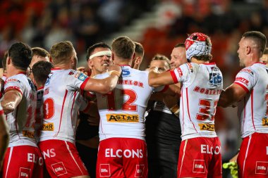 Betfred Süper Lig 21. Turu 'nda St Helens - Salford Red Devils maçı sırasında İngiltere' nin St. Helens şehrinde 8 Ağustos 2024 'te oynanan St.Helens maçında oyuncular arasındaki gerginlik alevlendi.