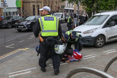 Protestocular, 8 Ağustos 2024 'te Barnsley, İngiltere' de düzenlenen ırkçılık karşıtı protesto sırasında polis tarafından gözaltına alındı.