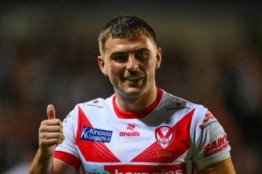 St. Helens 'ten Lewis Dodd, 21. Betfred Süper Lig karşılaşmasında taraftarlara el sallıyor. St Helens - Salford Red Devils maçı.