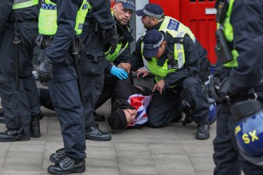 Polis, 8 Ağustos 2024 'te Barnsley, İngiltere' de düzenlenen ırkçılık karşıtı protesto sırasında protestocuları gözaltına aldı.