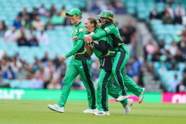 Güney Brave 'den Tilly Corteen-Coleman, 8 Ağustos 2024' te Kia Oval, Londra, Birleşik Krallık 'ta Oval Invincible' lı Paige Scholfield 'ın 100 Yenilmez Kadın ve Güneyli Cesur Kadınlara karşı maçında görevden alınmasını takım arkadaşlarıyla kutluyor.