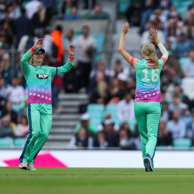 Oval Invincibles takımından Sophia Smale, 8 Ağustos 2024 'te Kia Oval, Londra, Birleşik Krallık' ta oynanan Yüz Yenilmez Kadınlar - Güney Cesur Kadınlar maçında Freya Kemp 'in görevden alınmasını takım arkadaşlarıyla kutluyor.