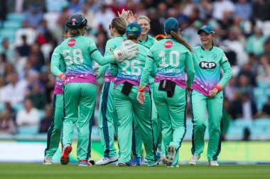 Oval Invincibles takımından Sophia Smale, 8 Ağustos 2024 'te Kia Oval, Londra, Birleşik Krallık' ta oynanan Yüz Yenilmez Kadınlar - Güney Cesur Kadınlar maçında Freya Kemp 'in görevden alınmasını takım arkadaşlarıyla kutluyor.