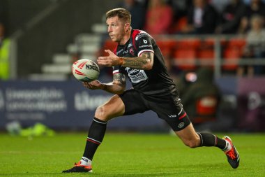 Salford Red Devils takımından Marc Sneyd, 21. Betfred Süper Lig Turu 'nda St Helens - Salford Red Devils maçında 8 Ağustos 2024' te All Wicked Stadyumu 'nda maç yapıyor.