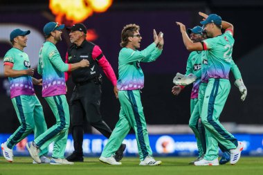 Oval Invincibles takımından Spencer Johnson, Güney Brave 'li Laurie Evans' ın 8 Ağustos 2024 'te Kia Oval, Londra' da oynanan Yüz Yenilmez Oval Güneyin Cesareti maçında görevden alınmasını takım arkadaşlarıyla kutluyor.