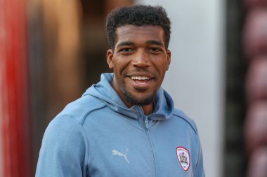 Barnsley 'den Donovan Pines, 9 Ağustos 2024' te Oakwell, Barnsley, İngiltere 'de oynanan Sky Bet 1 maçı sırasında geldi.