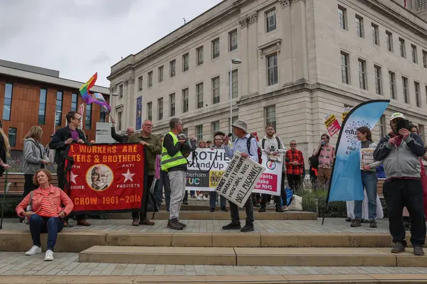 Irkçılık karşıtı protestocular, Barnsley, Birleşik Krallık, 8 Ağustos 2024