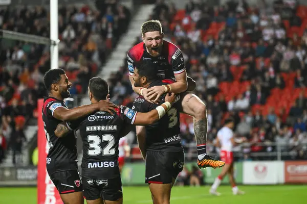Salford Red Devils takımından Nene Macdonald, Betfred Süper Lig 21. Raundda St Helens - Salford Red Devils karşılaşmasını 8 Ağustos 2024 'te St Helens, St Helens, İngiltere' de kutluyor.