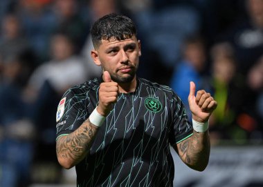 Sheffield United takımından Gustavo Hamer, 9 Ağustos 2024 'te İngiltere, Preston' da oynanan Deepdale-Sheffield United maçında sahadan ayrılırken taraftarları alkışlıyor.