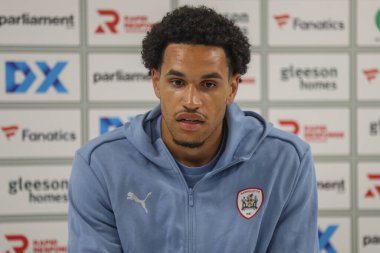 Barnsley 'den Jon Russell, 9 Ağustos 2024' te İngiltere 'nin Oakwell kentinde oynanan Sky Bet 1 karşılaşmasında basın toplantısı düzenledi.