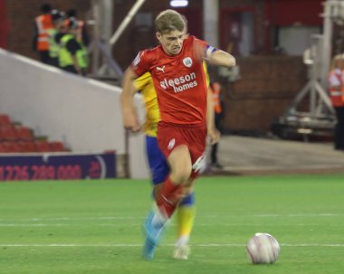 Barnsley 'den Luca Connell, 9 Ağustos 2024' te Oakwell, Barnsley 'de oynanan Sky Bet 1 karşılaşmasında topu aldı.