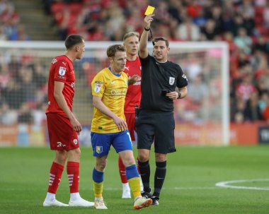 Hakem Jacob Miles, 9 Ağustos 2024 'te Oakwell, Barnsley, İngiltere' de oynanan Sky Bet 1 karşılaşmasında Stephen Quinn Mansfield Town 'a sarı kart verdi.