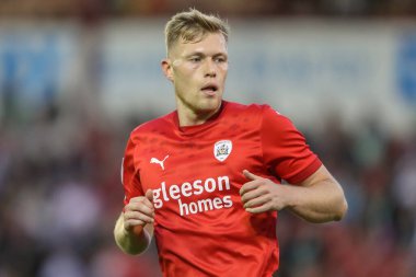 Barnsley 'den Sam Cosgrove Sky Bet Ligi 1 maçında Barnsley, Mansfield Town' a karşı Oakwell, Barnsley, İngiltere, 9 Ağustos 2024