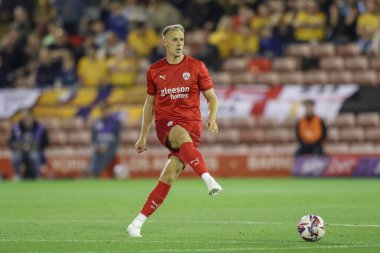 Barnsley 'den Marc Roberts 9 Ağustos 2024' te Oakwell, Barnsley, İngiltere 'de oynanan Sky Bet 1 maçında pas veriyor.