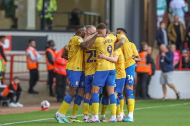 Stephen Quinn Mansfield Town, 9 Ağustos 2024 'te Oakwell, Barnsley, İngiltere' de oynanan Sky Bet Lig 1 karşılaşmasında 0-1 kazanma hedefini kutluyor.