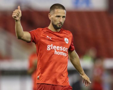 Barnsley 'li Conor Hourihane, 9 Ağustos 2024' te Oakwell, Barnsley, İngiltere 'de oynanan Sky Bet Lig 1 maçında taraftarlarına baş parmak hareketi yaptı.