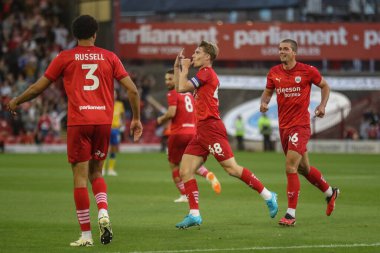 Barnsley 'den Luca Connell, 9 Ağustos 2024' te Oakwell, Barnsley, İngiltere 'de oynanan Sky Bet Lig 1 maçında 1-2' lik galibiyetini kutluyor.