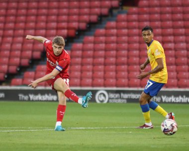 Barnsley 'den Luca Connell, 9 Ağustos 2024' te Oakwell, Barnsley 'de oynanan Sky Bet Ligi 1 maçında 1-2 berabere kaldı.