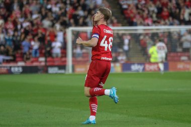 Barnsley 'den Luca Connell, 9 Ağustos 2024' te Oakwell, Barnsley, İngiltere 'de oynanan Sky Bet Lig 1 maçında 1-2' lik galibiyetini kutluyor.