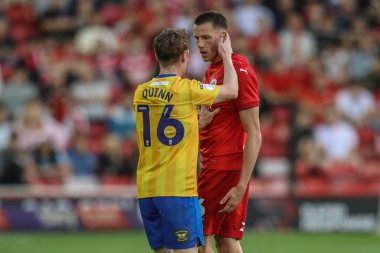 Barnsley 'li Mal de Gevigney, 9 Ağustos 2024' te Oakwell, Barnsley, İngiltere 'de oynanan Sky Bet 1 karşılaşmasında Stephen Quinn Mansfield Town' a faul yaptıktan sonra tepki gösterdi.