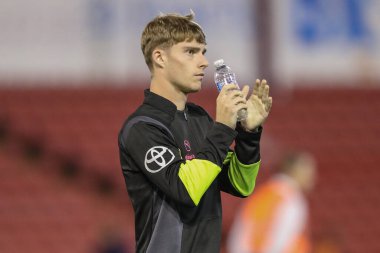Barnsley 'den Luca Connell, 9 Ağustos 2024' te Oakwell, Barnsley, İngiltere 'de oynanan Sky Bet League 1 maçı sonrasında ev sahibi taraftarları alkışlıyor.