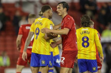 Jordan Bowery Mansfield Town, 9 Ağustos 2024 'te Oakwell, Barnsley, İngiltere' de oynanan Sky Bet 1 maçı sonrasında Josh Earl ile tokalaşıyor.