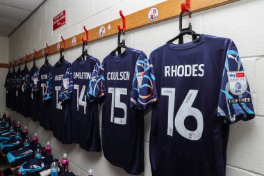 Blackpool deplasman soyunma odasında asılı tişörtler Sky Bet 1 maç Crawley Town - Blackpool Broadfield Stadyumu, Crawley, İngiltere, 10 Ağustos 2024