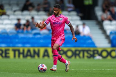 West Bromwich Albion takımından Darnell Furlong, 10 Ağustos 2024 'te Londra' daki Kiyan Prince Foundation Stadyumu 'nda Queens Park Rangers-West Bromwich Albion maçında topla koşuyor.