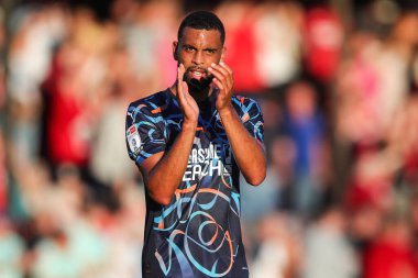 Blackpool 'dan CJ Hamilton, 10 Ağustos 2024' te Broadfield Stadyumu 'nda oynanan Crawley Town - Blackpool maçı sonrasında gezgin taraftarları alkışlıyor.