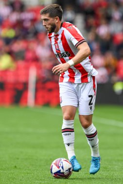 Stoke City 'den Lynden Gooch, Stoke City ile Coventry City arasındaki 10 Ağustos 2024' te oynanan Bet365 Stadyumu 'nda oynanan Gökyüzü İddia Şampiyonası maçında topla bir çıkış yaptı.