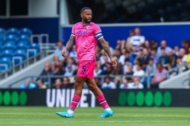 West Bromwich Albion takımından Kyle Bartley, 10 Ağustos 2024 'te Londra' daki Kiyan Prince Foundation Stadyumu 'nda Queens Park Rangers-West Bromwich Albion maçında izlemektedir.