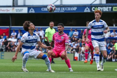 Queens Park Rangers 'dan Rayan Kolli, West Bromwich Albion takımından Alex Mowatt ile birlikte Queens Park Rangers - West Bromwich Albion maçında Kiyan Prince Foundation Stadyumu, Londra, İngiltere