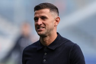 John Mousinho Portsmouth 'un teknik direktörü 10 Ağustos 2024' te Leeds United 'ın Portsmouth' a karşı oynadığı Gökyüzü İddia Şampiyonası maçında gülümseyerek geldi.