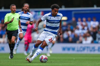 Queens Park Rangers takımından Alfie Lloyd, 10 Ağustos 2024 'te Londra' daki Kiyan Prince Foundation Stadyumu 'nda Queens Park Rangers - West Bromwich Albion maçında topla koşuyor.