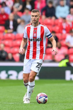 Stoke City 'den Ben Gibson, Stoke City ile Coventry City' nin 10 Ağustos 2024 'te oynadığı Bet365 Stadyumu' nda oynanan Sky Bet Şampiyonası maçında iş başında.