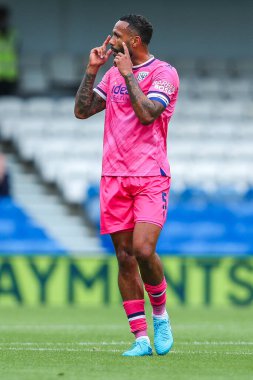 West Bromwich Albion takımına, 10 Ağustos 2024 'te Londra' daki Kiyan Prince Foundation Stadyumu 'nda Queens Park Rangers-West Bromwich Albion maçında talimat veriyor.