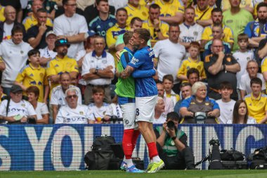 Portsmouth 'dan Elias Srensen, 10 Ağustos 2024' te Leeds Road, Leeds, İngiltere 'de oynanan Sky Bet Şampiyonası maçında 1-1' lik galibiyetini kutluyor.