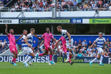 Queens Park Korucuları 'ndan Sam Field, 10 Ağustos 2024' te Londra 'daki Kiyan Prince Vakfı Stadyumu' nda Queens Park Rangers ve West Bromwich Albion arasındaki Sky Bet Şampiyonası 'nda topa liderlik ediyor.
