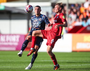 Blackpool 'dan Oliver Norburn ve Crawley Town' dan Max Anderson 10 Ağustos 2024 'te Broadfield Stadyumu' nda oynanan Crawley Town-Blackpool maçında top için mücadele ettiler.