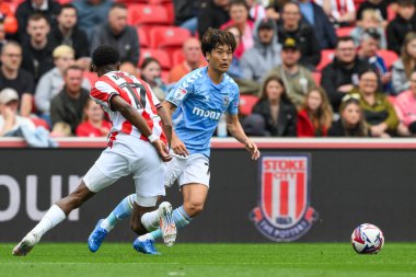 Coventry City 'den Tatsuhiro Sakamoto Stoke City' den Eric Bocat 'i, Stoke City ile Coventry City arasındaki 10 Ağustos 2024' te Bet365 Stadyumu 'nda oynanan maçta yendi.