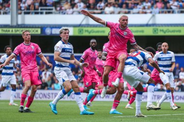 West Bromwich Albion takımından John Swift, 10 Ağustos 2024 'te Londra' daki Kiyan Prince Foundation Stadyumu 'nda Queens Park Rangers-West Bromwich Albion maçında topa liderlik ediyor.