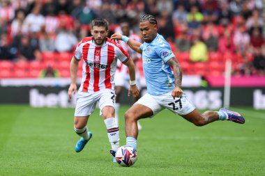 Coventry City 'den Milan van Ewijk, Stoke City ile Coventry City arasındaki 10 Ağustos 2024' te oynanan Bet365 Stadyumu 'nda oynanan Sky Bet Şampiyonası karşılaşmasında topu geçiyor.