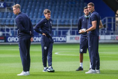 West Bromwich Albion oyuncuları, 10 Ağustos 2024 'te Londra' daki Kiyan Prince Foundation Stadyumu 'nda oynanan Queens Park Rangers-West Bromwich Albion maçından önce Matrade Loftus Road Stadyumu' na geldiler.