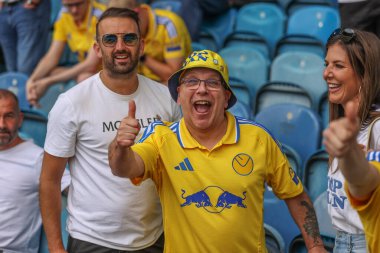 Leeds taraftarları, 10 Ağustos 2024 'te Leeds Road, Leeds, İngiltere' de oynanan Sky Bet Şampiyonası maçında Leeds United ve Portsmouth arasındaki maçta Leeds taraftarlarını yendi.