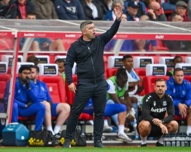 Stoke City 'den Steven Schumacher takımına, Stoke City ile Coventry City arasındaki 10 Ağustos 2024' te oynanan Bet365 Stadyumu 'ndaki Sky Bet Şampiyonası maçında talimat veriyor.