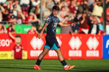 Blackpool 'dan Rob Apter 10 Ağustos 2024' te Crawley Town - Blackpool maçı sırasında Broadfield Stadyumu, Crawley, İngiltere