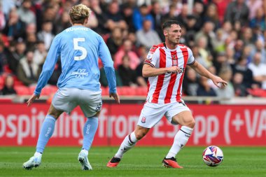 Stoke City 'den Jordan Thompson, Stoke City ile Coventry City arasındaki 10 Ağustos 2024' te oynanan Bet365 Stadyumu 'nda oynanan Sky Bet Şampiyonası maçında görev başında.