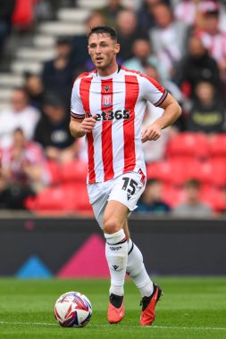 Stoke City 'den Jordan Thompson, Stoke City ile Coventry City arasındaki 10 Ağustos 2024' te oynanan Bet365 Stadyumu 'nda oynanan Gökyüzü İddia Şampiyonası maçında topla bir çıkış yaptı.