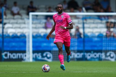 West Bromwich Albion takımından Semi Ajayi, 10 Ağustos 2024 'te Londra' daki Kiyan Prince Foundation Stadyumu 'nda Queens Park Rangers-West Bromwich Albion maçında topla koşuyor.